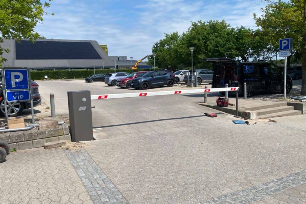 Automatisk bomanlæg monteret ved indkørsel til parkeringsplads af GA Teknik.